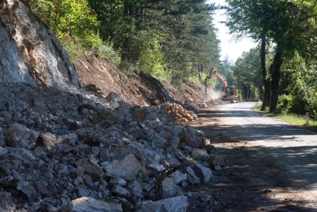 IZGRADNJA NOVE KANALIZACIJE IN OBNOVA CESTE BEGUNJE CERKNICA 02 FOTO LJUBO VUKELIČ